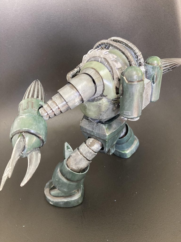 背中の水中推進装備でジャブロー攻略に一台二役です。