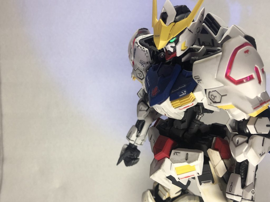 クリアパーツは蛍光塗料で塗装したのでブラックライトで光ります。 