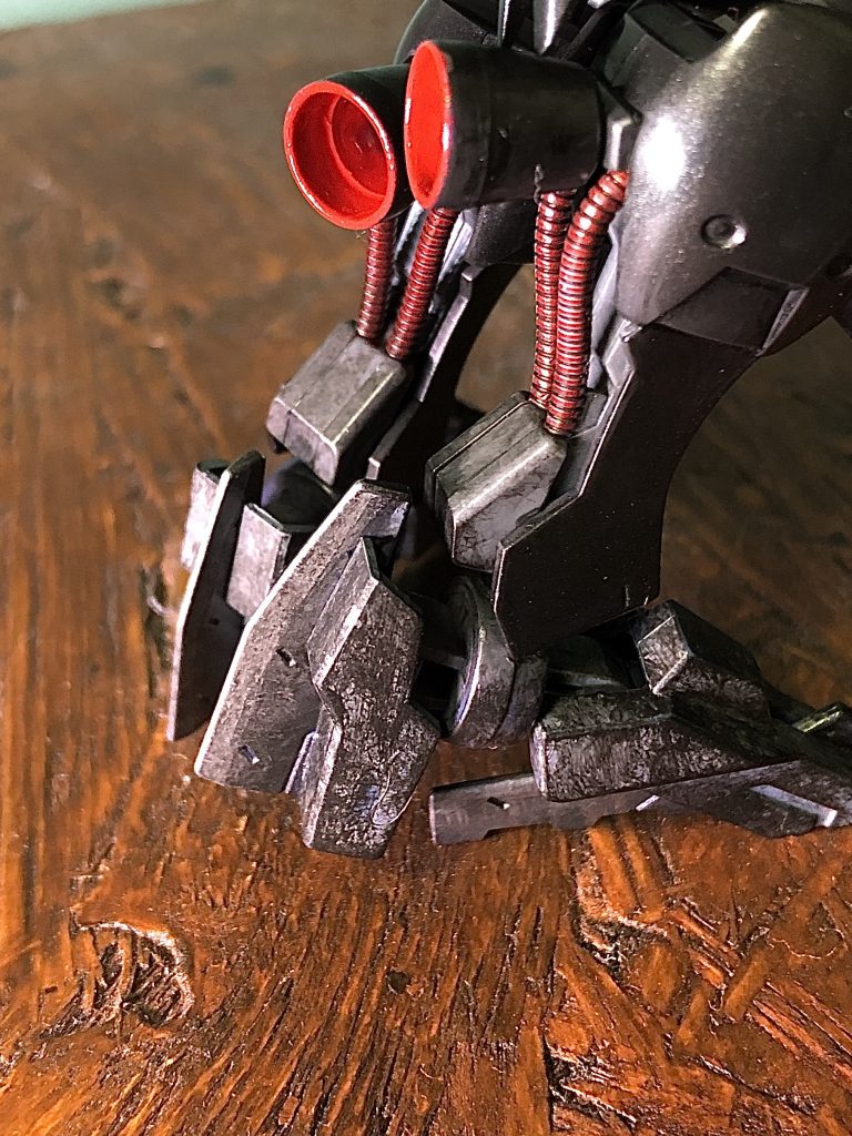 かかとのハンターエッジは、パーツが接続部で折れたので接着しました。かかと落としや後ろ回し蹴りなどで斧の様に扱うイメージ。その方が強度ありそうじゃん?