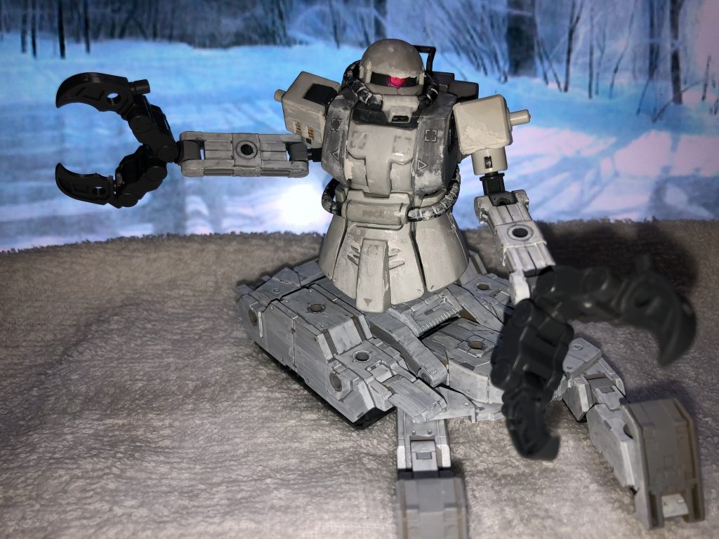 上半身のMSは、1/144 HGのシン・マツナガ専用ザクからです。（白狼が北極熊に！） 