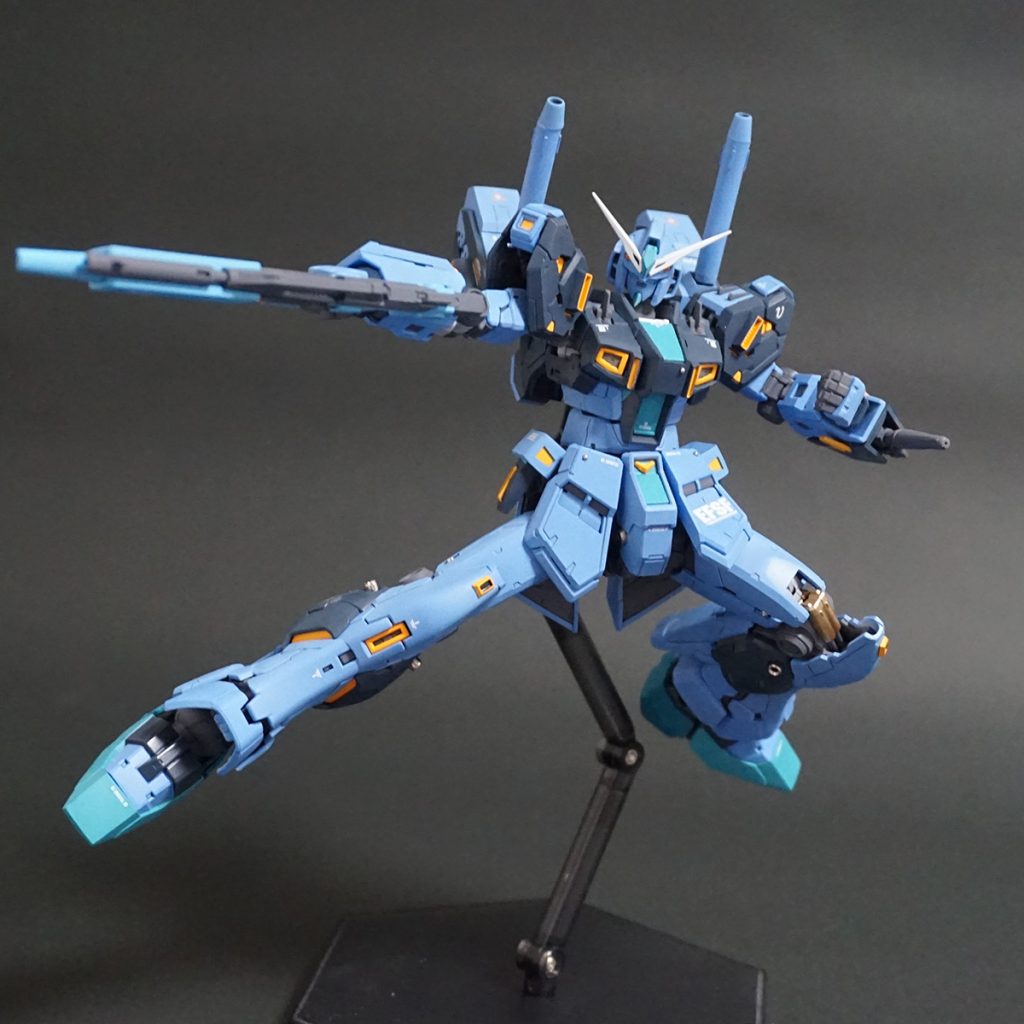 ビームライフルを構えて