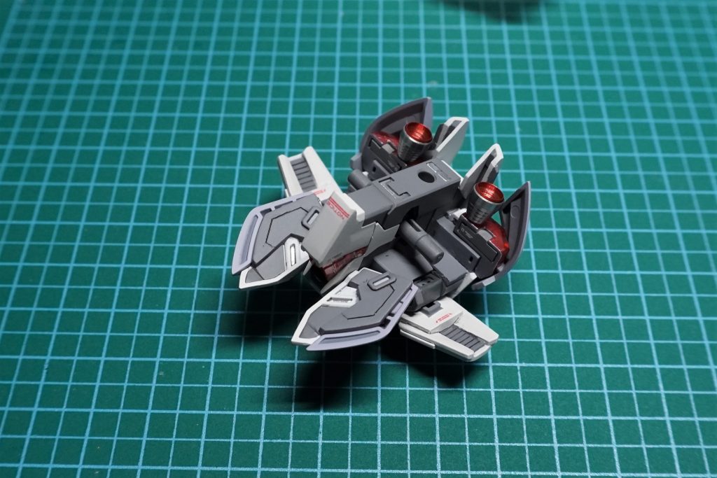 スカート裏はサイコフレームの裏の肉抜き穴をパテで埋めたりプラバン、パテでディテールアップしたり