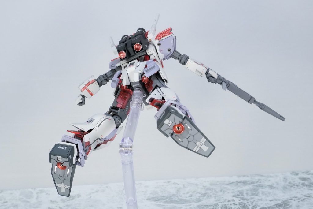 足裏のバーニア内にメタルパーツ、バックパックとリアスカート内のバーニアはハイキューパーツのメタルパーツに交換　アーマー内部も塗り分け、下から見上げても隙がないように作成