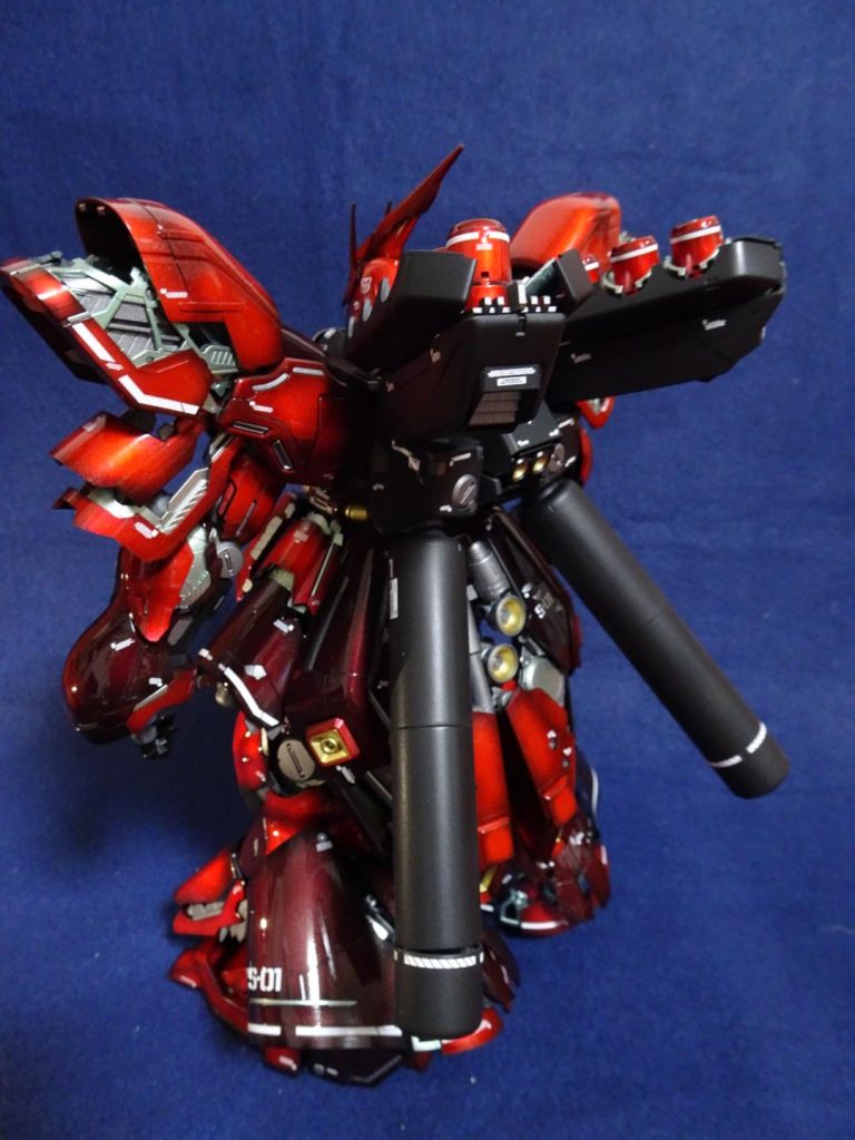 バックパックと大きく広がるプロペラントタンクを艶消し黒にすることで全体のキャンディを際立たせています。