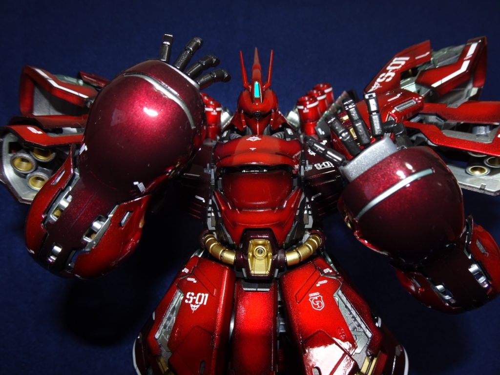 正面からのポージング。ひょうたん型の大きな前腕がとても好きです。開いた肩と太い腕で上半身がとてもマッシブでありながら流線型のボディなのでキャンディ塗装が映えます。