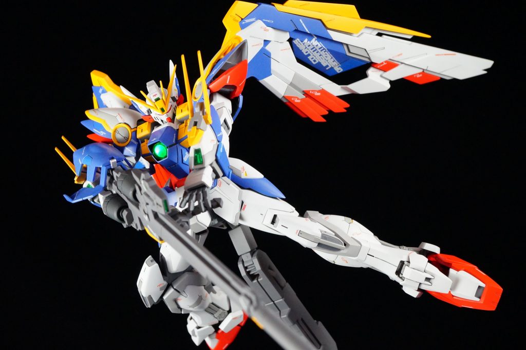 毎回ウイングの強力なライフルを片腕だけで撃たなくてもいいのでは?と思い、グリップを追加して左手も添えられるようにしてます。