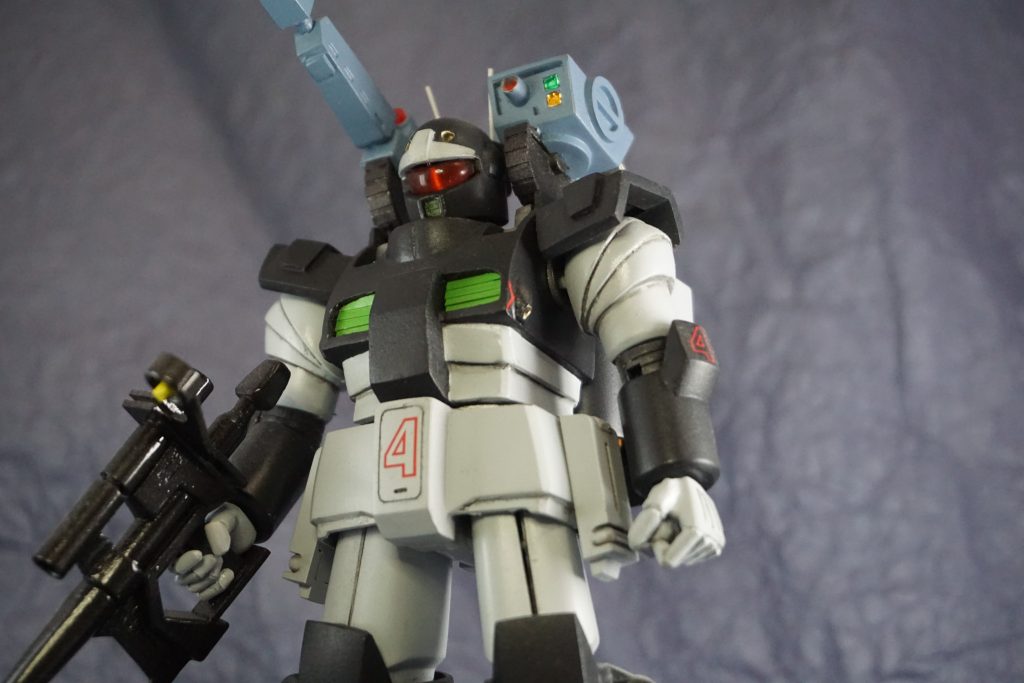 頭部は幅詰めして小型化し、スタイリッシュに見えるよう微調整を行いました。カメラアイはクリアレジンで新造しましたがあまり満足できない出来になってしまいました。胸部に関してはほとんど原型が残らないくらい改造しています。ダクトの解釈は迷ったのですが、設定画ではなく石橋謙一氏によるパッケージ絵の仕様で改修しました。実戦参加前に終戦とのことなので汚し塗装はしていません。