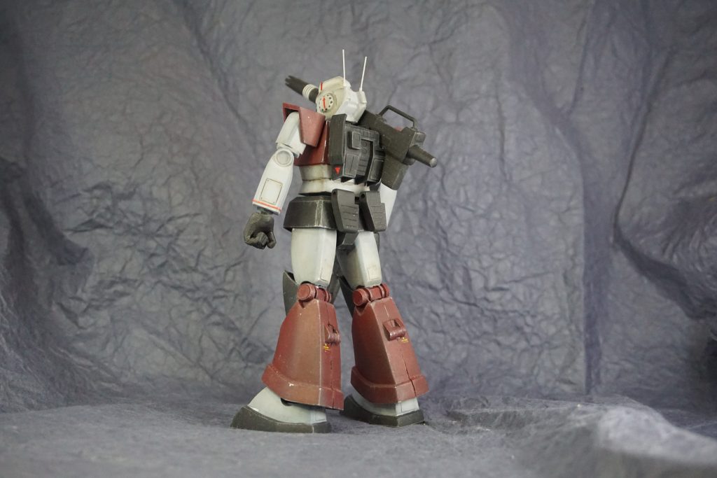 改修箇所としては
各関節の後ハメ加工頭部の小型化、カメラのクリアパーツ化胴体を設定画を参考に調整、腰関節の追加つま先の延長武器の分離、手の改修
などです。出来の良いキットなので小改造でもカッコよくなるのが助かります。
ただこのキットは手とビームスプレーガンが一体となっているので、この部分の切り離し・再構築が地味に面倒くさかったです。