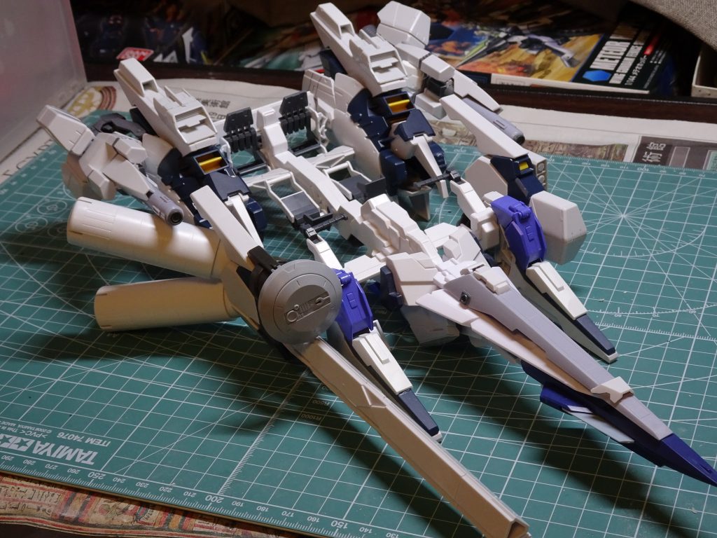 ナグルファルのミキシング途中画像です。モチーフは、メガライダーやヒュッケバインガンナー。これに、プロモデラーの林哲平さんのガンダムウェポンズの作例を参考にしてミキシングしました。ナラティブA装備、デルタカイなどを中心に使用してます。ナグルファルのカラーリングは、どんな機体でも合わせられるよう、グレーを基調としたセンチネル風カラーでまとめました。アフターコロナの展示会などで、多くの方とツーショットしたいなぁ、という思いも込められた支援機です。最後までご覧いただき、ありがとうございました☆彡