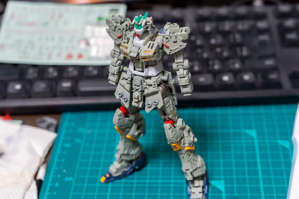 マッキーの金ペン・銀ペンやアクリルガッシュなどを使って塗分けています。