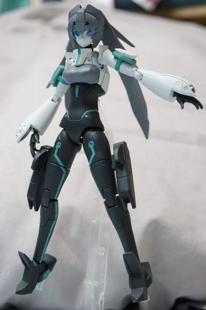 ざっくり全体を…大体ですが合わせ目消しもやっております。もう少し丁寧にできたかなって部分もありますが…。シールは使わず、足のラインもボディのグリーンも全部塗装しました。表面処理とかサフ吹いたりもして、やすりがけって大事なんだなーと小学生に戻った気分でした!動かしてて塗装剥げが一番怖かったです。あと思ったより可動狭いんですね笑