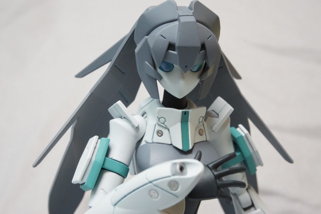 胸、腰、腕にメタルパーツを貼ってみました!メタルパーツを貼るのも初めてでしたが、まぁまぁいい感じになってくれて満足!瞳はシールを貼らずにそのままのグリーンで。上から偏光パープルを吹いたので、光に当てると綺麗に光ってくれます。