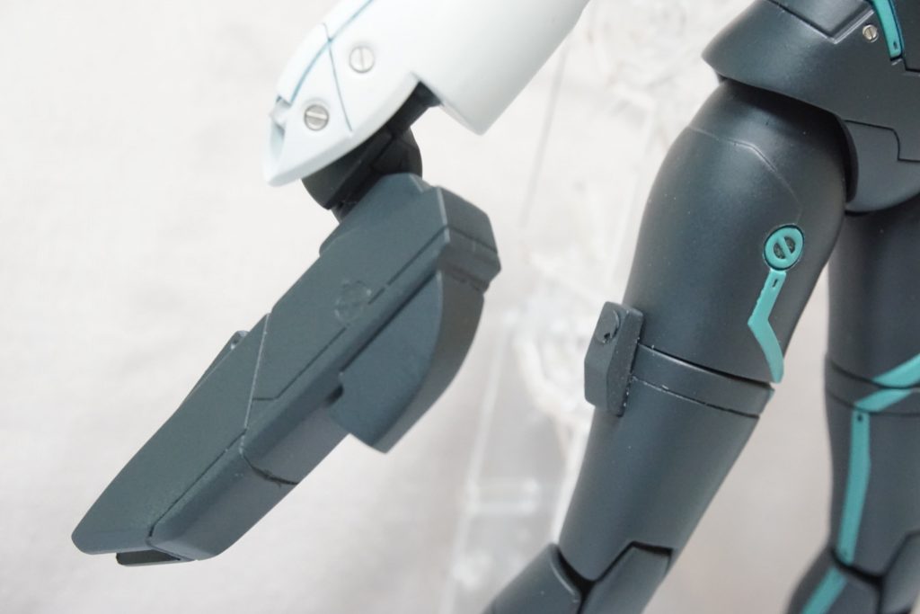 ビームハンドガンは他の方の制作記を参考に、マグネットを埋めてみました!太もも側の突起はカットしてメタルパーツを貼りつけることで、磁力で装備できます。メタルプライマーを吹いてみました!それでは何枚か…