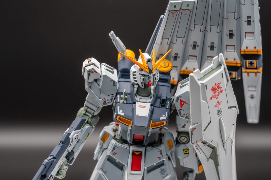 シールドのデカールは派手な方のアムロのエンブレムにしました。