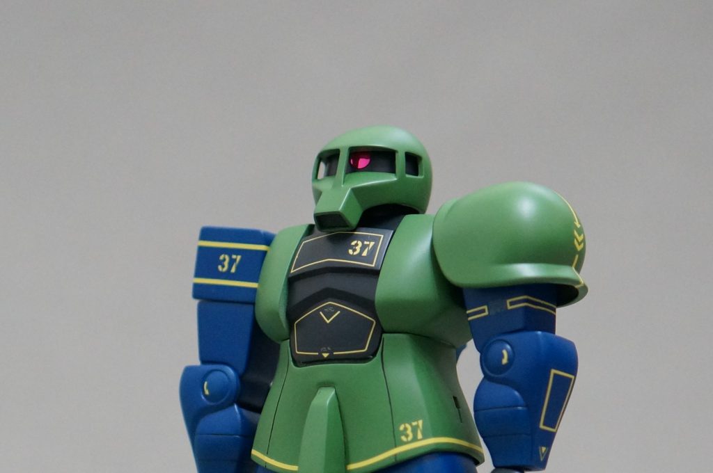 モノアイだけメタリックにしてワンポイントアピール。