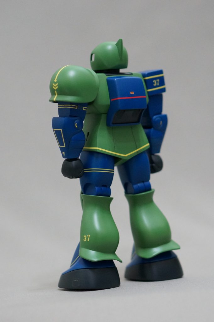 カラーリングはリアルタイプとアニメを合わせてみた感じです。旧ザクといえば緑と青のイメージです。