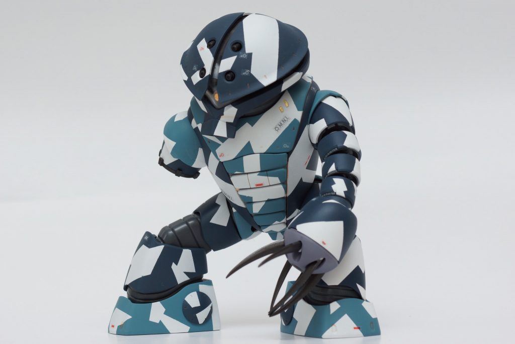 モノアイはベース部を削って、スワロフスキー３㎜トパーズを貼り付けていますが、クリアカバーと接触しています