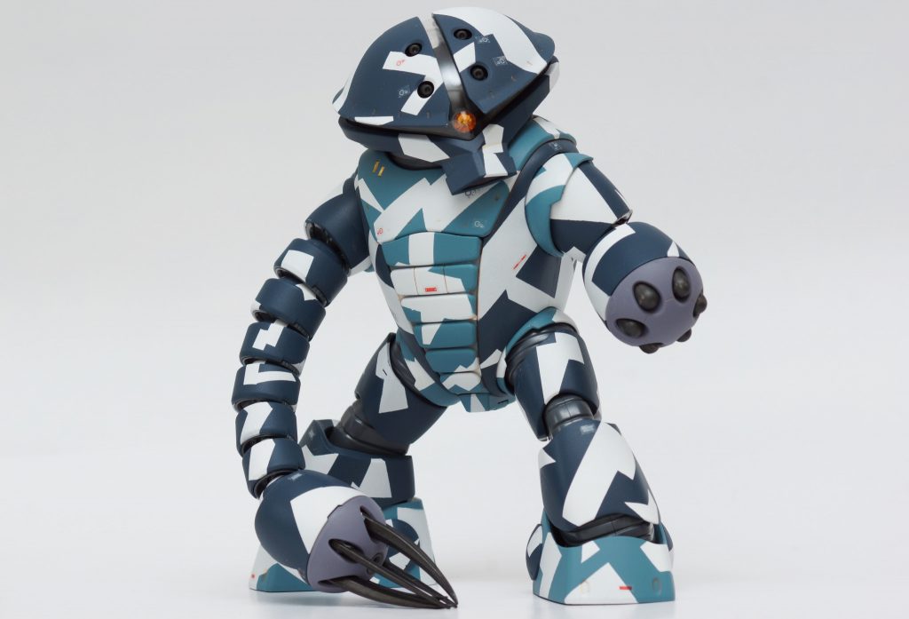 白サフベースにネイビーブルとインターミディエイトブルーをスプレーしてます