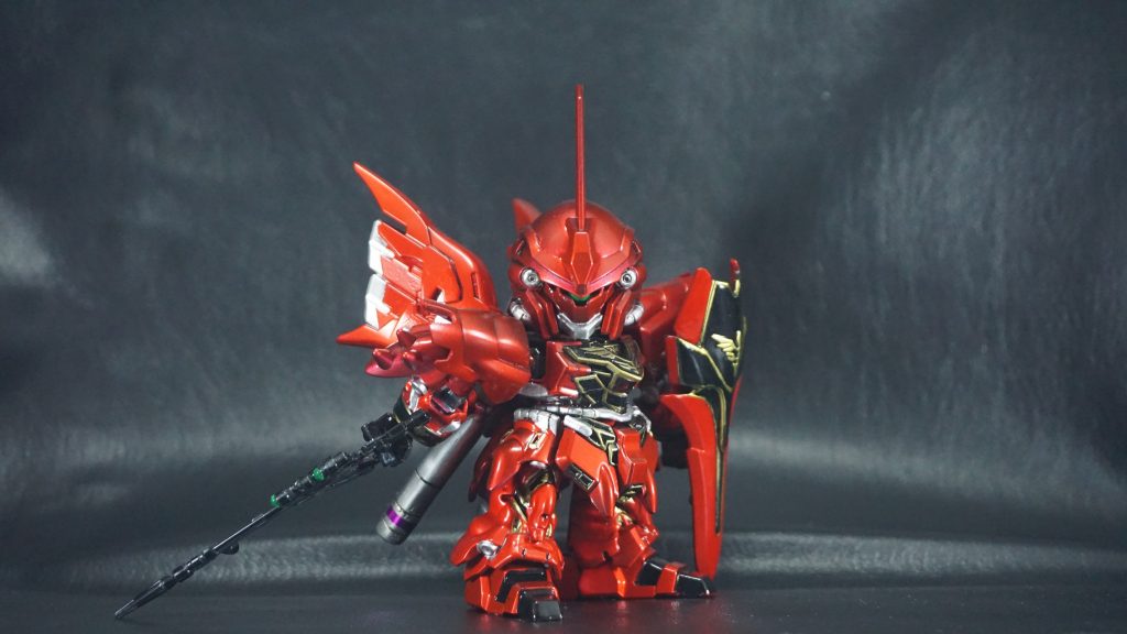 シールドのエングレービング塗装部分ですが、ネオジオンマークのところ以外は凸部分がなく、エナメルふき取りが困難でした。