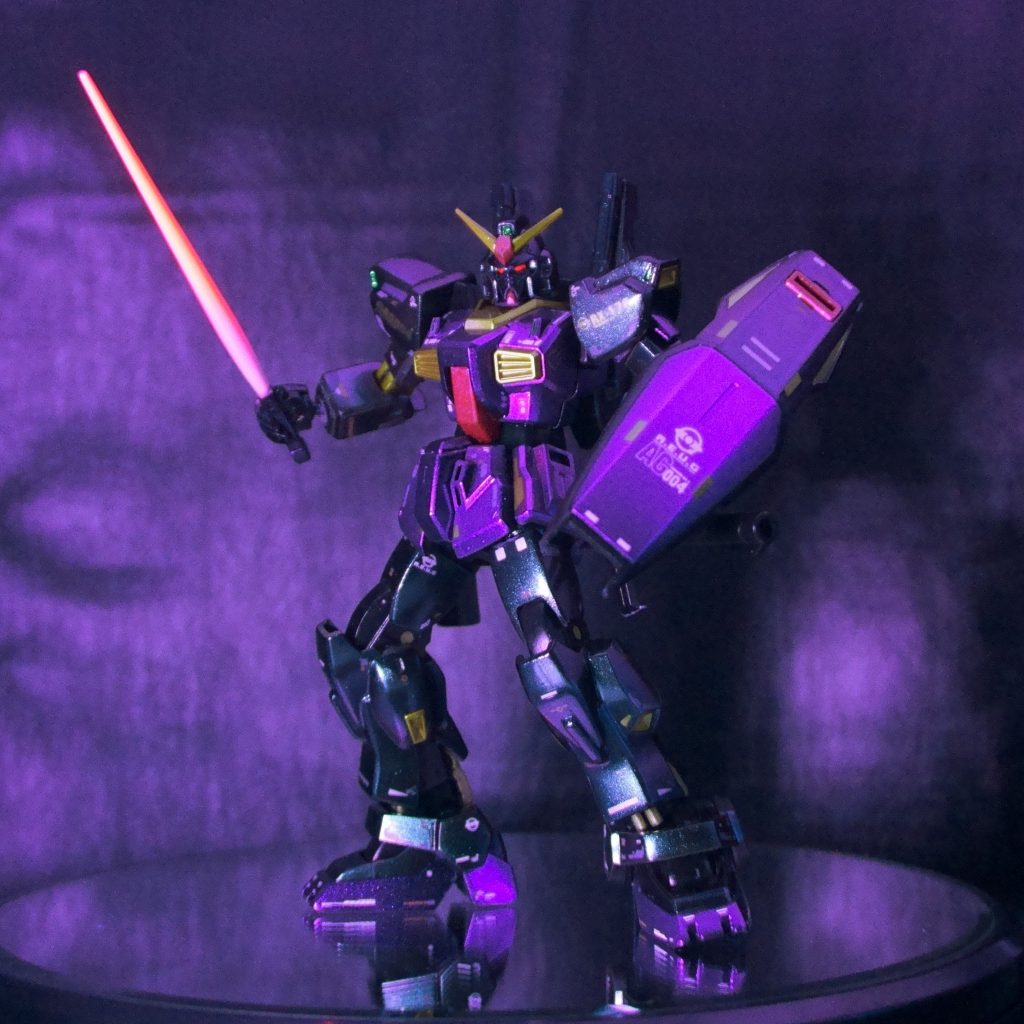 目とビームサーベルは蛍光塗料を使っているので、ブラックライトで光ります。