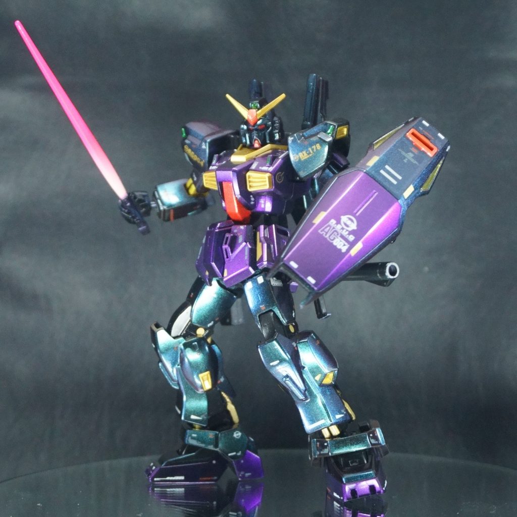 右肩の部分やふくらはぎあたりが紫に偏光しているのおわかりいただけますか?