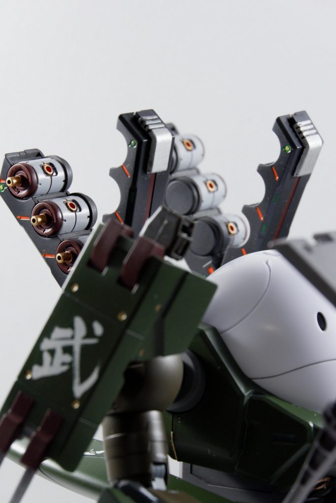 背中には6基のファンネルを装備。