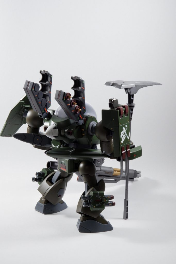 右手には元々作業用で使用していた大型ピッケル、脚にはフットミサイル、腕部にはガトリングを装備。ピッケルはGBN開拓用の特殊アイテムの為、バグプログラムに対し圧倒的な効果を発揮する。