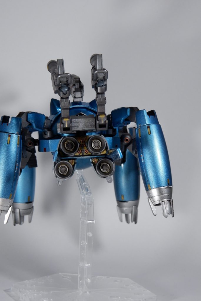 背面にはデンドロビウムのバーニアユニットを接続し、バーニアユニット上面にアウンリゼアーマーの本体を取り付け。