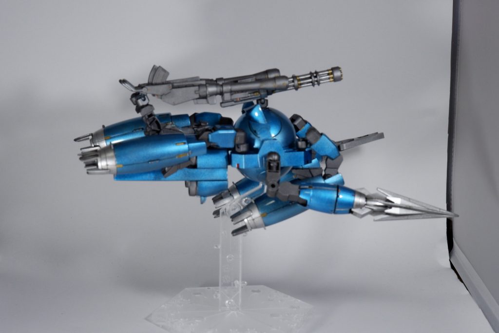 高速機動形態アームの推進力を一方向にすることで高速で移動する形態。背部のアウンリゼアーマー本体には2門のバズーカが取り付けられている。