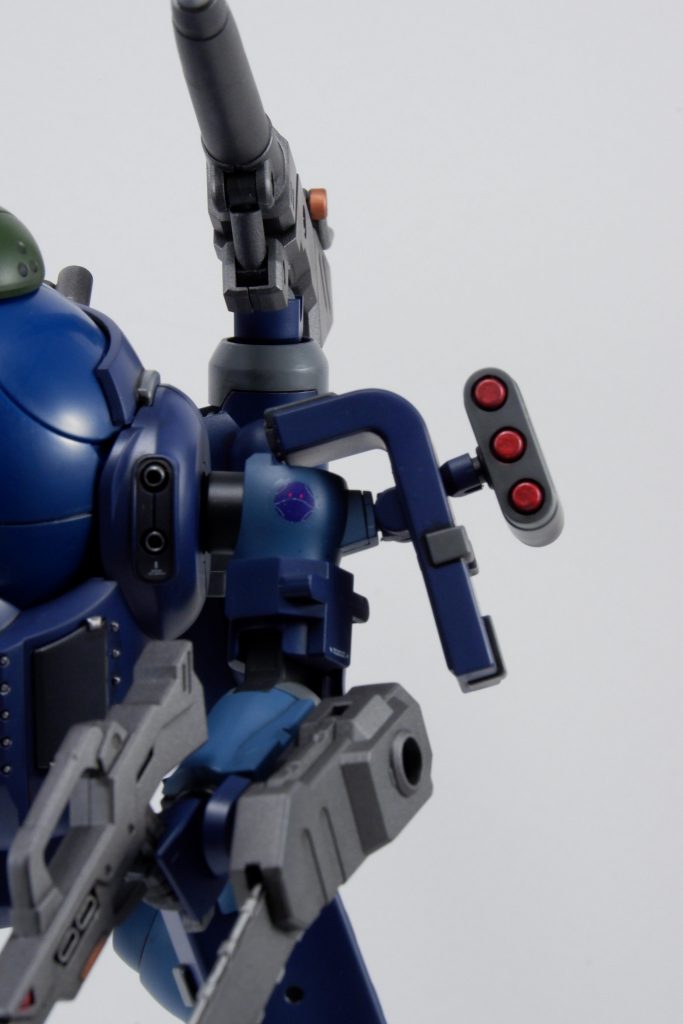 肩のミサイルポッドの受けはボールデンのボールジョイント受け（小）を使用。また、モビルハロ本体の３㎜穴にはコトブキヤの銃口パーツを埋めてディテールアップしています。