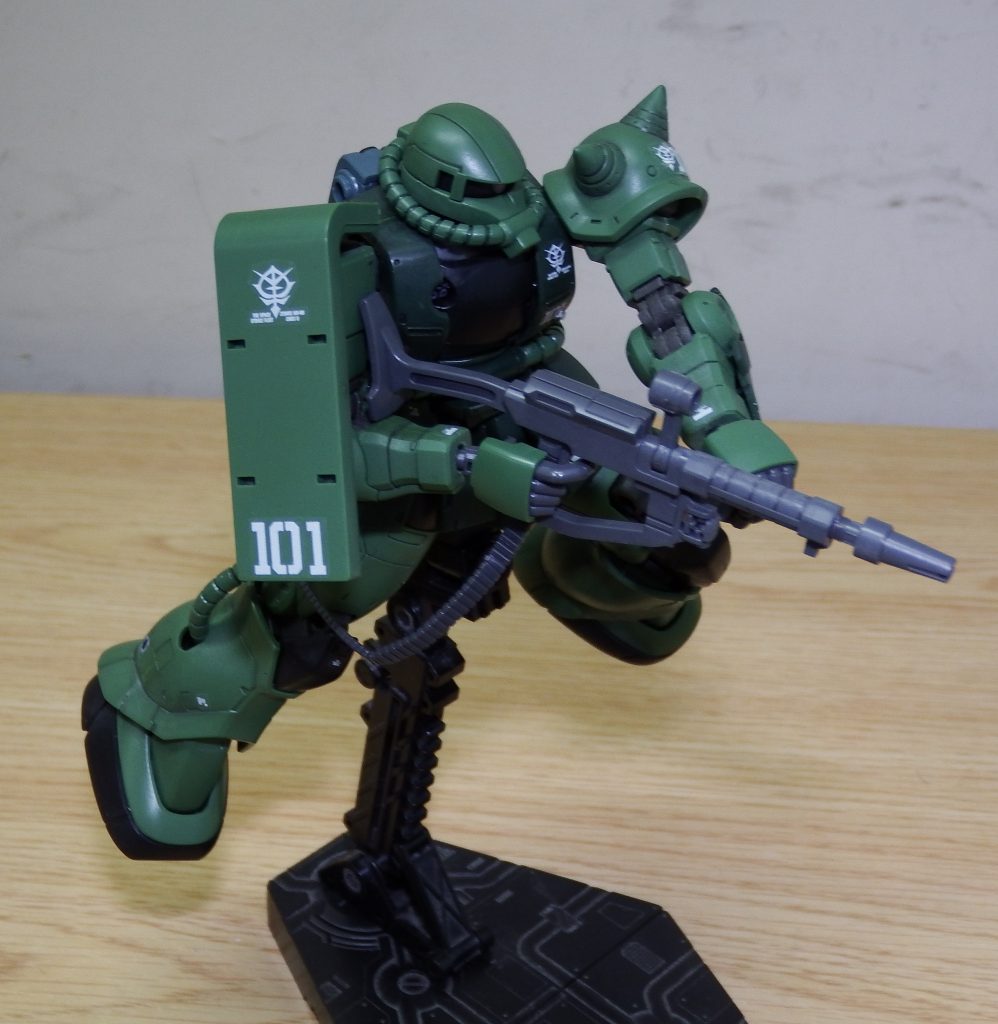 これぞ量産型というような感じでとても格好良いです!給弾ベルトが良い味を出していますが、動かしているうちに切れてしまいそうで怖いです。