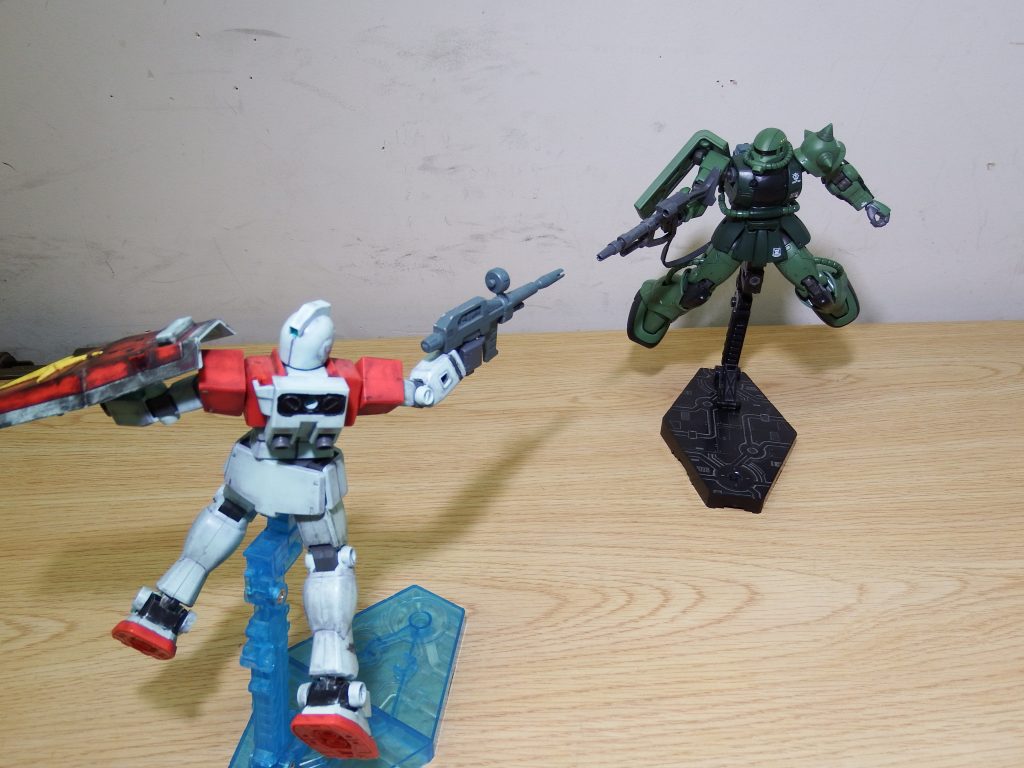 ザク単体でディスプレイしても格好良いですが、ジムと飾ると途端に机の上は戦場と化します!量産機対決、生き延びるのはどっちだ!個人的にニュータイプのような才能でMSを乗りこなしている人よりも、実力でここまでのしあがってきたパイロットの方が燃えます