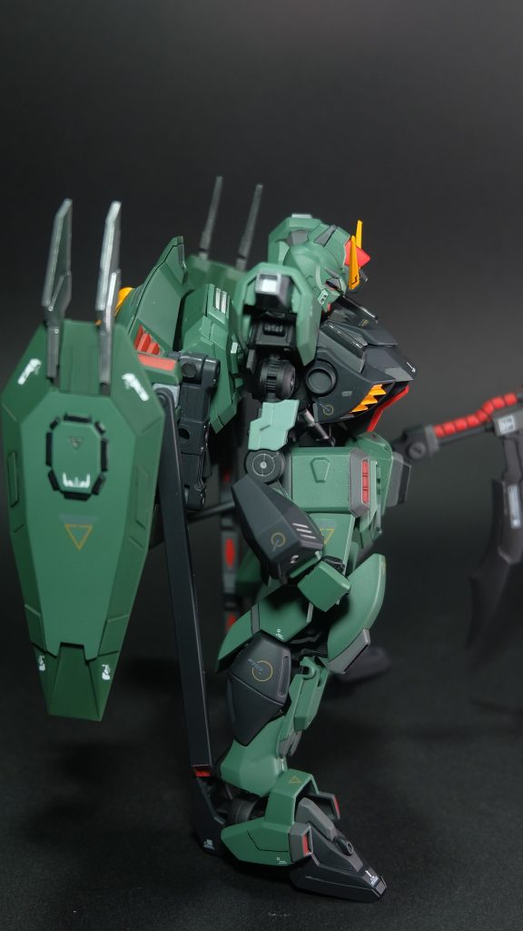 サイド①比較的後発のガンダムフレーム。特徴的なバックパックが目を引く機体であると同時に本機の開発コンセプトが詰め込まれている部分でもある。その開発コンセプトは拠点防衛/強襲の二つ。エネルギー偏向装甲「ゲシュマイディッヒ・パンツァー」バックパックの両サイドに装備され、敵機からのビーム兵器を逸らすことで拠点防衛を行う。防衛対象に直撃させないことに主眼を置き開発された兵装である。誘導プラズマ砲「フレスベルグ」いわゆるビーム兵器であるが対拠点攻撃用に装備されている。主な用途は拠点攻撃であるが。後述する「エクツァーン」との連携によりビームの軌道を変更することで、対MA戦においても装甲の弱い部分を狙い撃つことも可能。88mmレールガン「エクツァーン」実用性の高い電磁加速式の実弾兵器。また、その砲身間に発生する磁場を利用することでフレズベルグの軌道を捻じ曲げることが可能。MAと交戦を行いながら的確に破壊対象に攻撃を加えることができる。