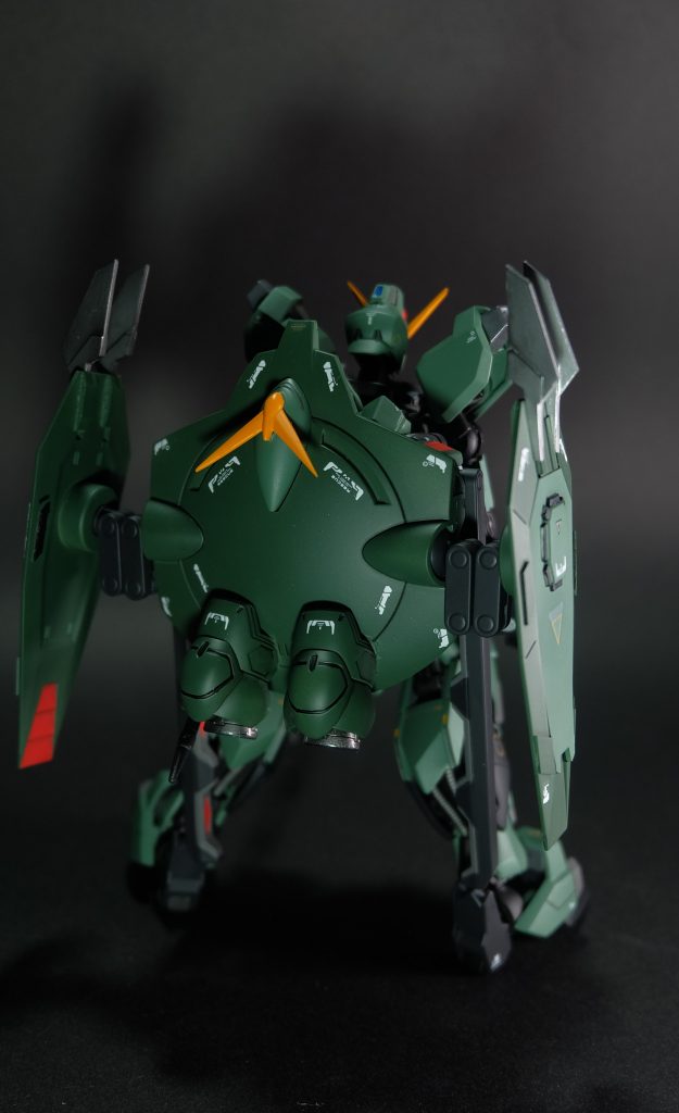 バック大型バックパックの影響から機動性は他のガンダムフレームと比べると低めであるが、そもそも高速戦闘を考慮していないためあまり問題ではなかった様子である。そして、その機体コンセプトから単独での運用ではなく僚機を伴った運用を開発当初から想定されていたらしく実際にはガンダムブエル、ガンダムザブナックとの三機で運用されることが多く、その戦果も大きかったトン記録が残る。