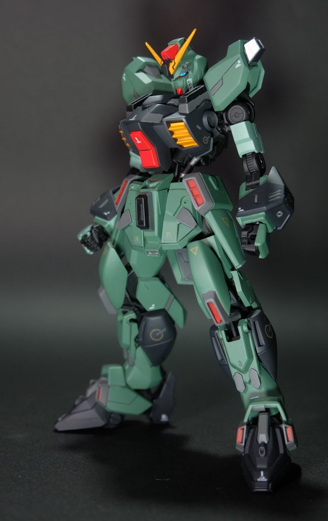 素設定②ガンダムフレームとTP装甲を両立させるという、まさに悪魔の所業を実現したMS。「ゲシュマイディッヒ・パンツァー」によりビームを捻じ曲げることで、反撃にも転用。実弾射撃は装甲で無効化。万が一ビーム兵器が装甲を抜いてもGフレームにより被害は少なく、近接戦闘においてはツインリアクターの恩恵による強大なパワーゲインによって真正面から切り伏せるという正に鉄壁の構成。絶対に戦いたくないMSの一つと言っても過言ではない。