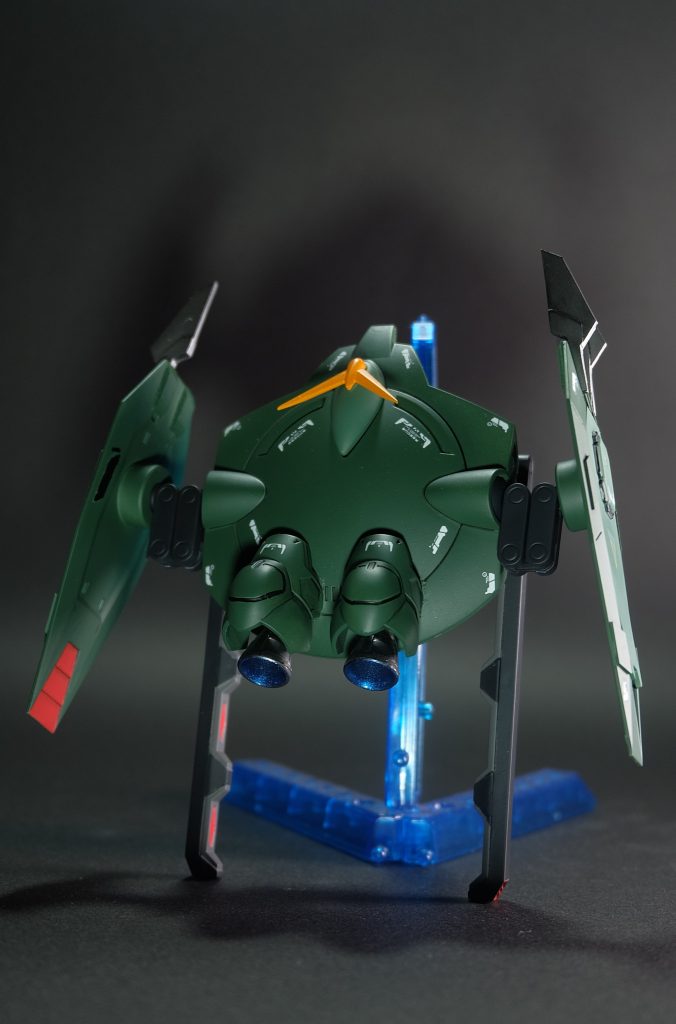 バックパックバーニアは内部を青くして、薄縁化爪の部分を大型化して、バルバトスの肩ですこしディテアップ。局面の多い構成なので相性は良さげです。