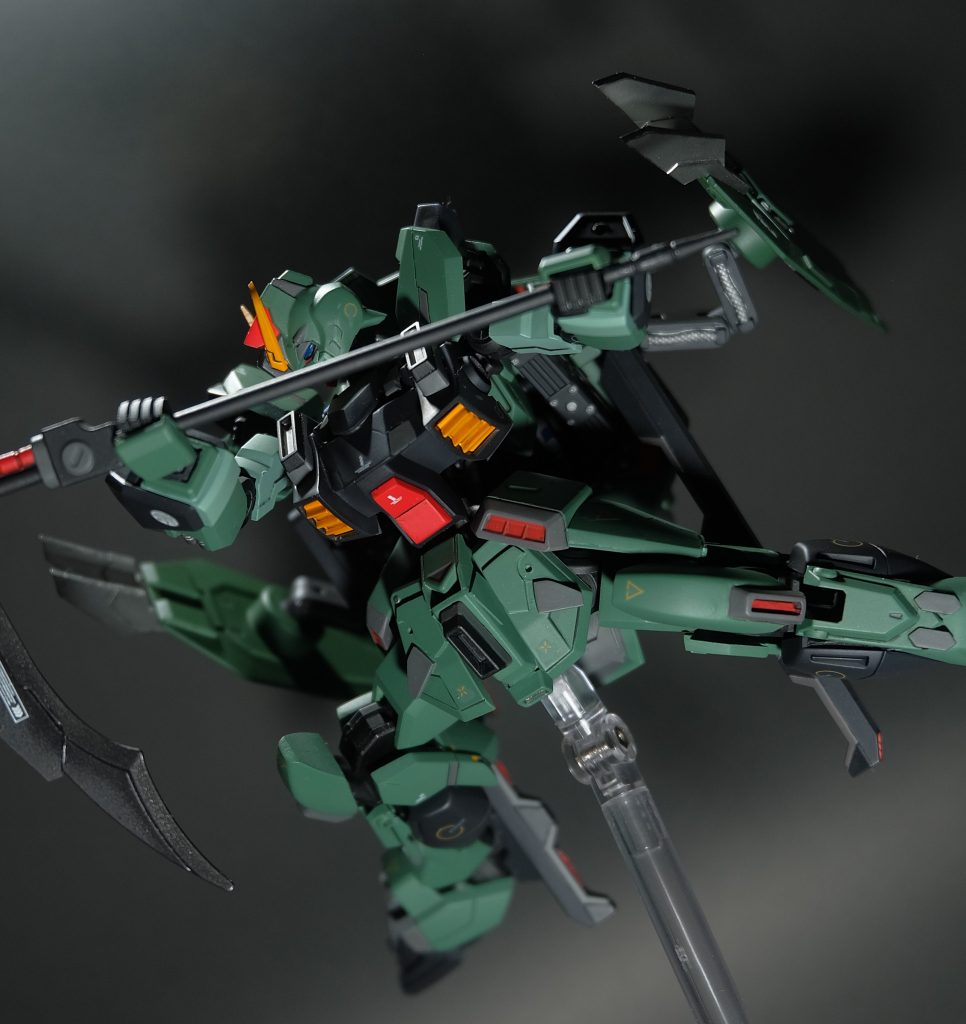 制作にあたって、全身の装甲のエッジ出しをしっかり行うことを意識しおかげか結構完成度は高くなったと思います。フレームには、ダークアイアンをベースにところどころシルバーで塗り分け。装甲はメインの緑、差し色に薄い緑、バックパックは濃い緑をベース。3カラーを駆使して塗装。差し色の二つ目としてグレー。赤部分は少し蛍光レッドで彩度を上げて目立つように。調色 緑①ガイアカラー 暗緑色+EXホワイト(6:4)②ガイアカラー 暗緑色+EXホワイト(3:7)③ガイアカラー 暗緑色差し色④赤 クレオスGX ハーマンレッド+蛍光レッド⑤ガイアカラー ニュートラルグレーⅣ、およびⅤ⑥オレンジ ガイアカラー ビビットオレンジ個人的な縛りプレイとして、フォビドゥンのパーツを可能な限り使うという遊びを行ったので、余ったパーツは間接部分と、切り刻んだ切れ端くらいというとってもエコなミキシングです。バルバトスの装甲がほぼ丸々余ったことは内緒。