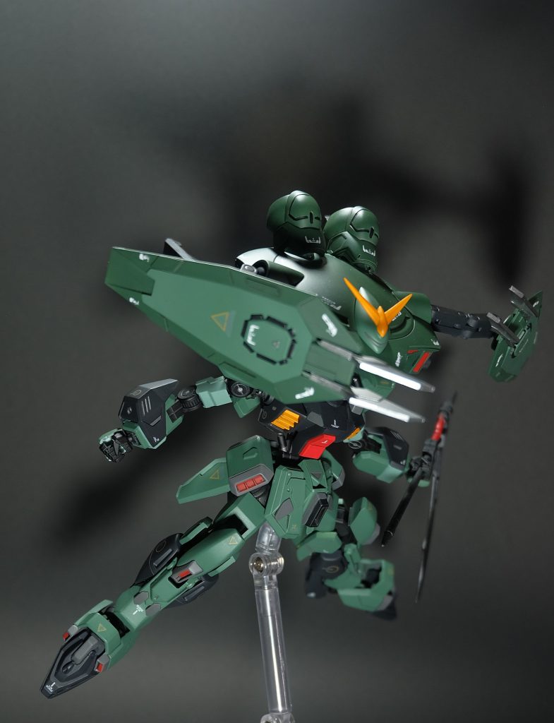 アームの爪を大型化したことで、近接戦闘にも使えそうな見た目に。