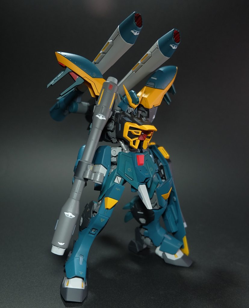 正面上半身はフレーム以外はほぼカラミティを使用。逆に下半身はカラミティの特徴的なパーツを用いた部分以外はアスタロト分を多めにしています。もともとカラミティの下半身はすごくシンプルな形状だったので、ディテールを追加する意味も兼ねてアスタロトのパーツを多めに使いました。