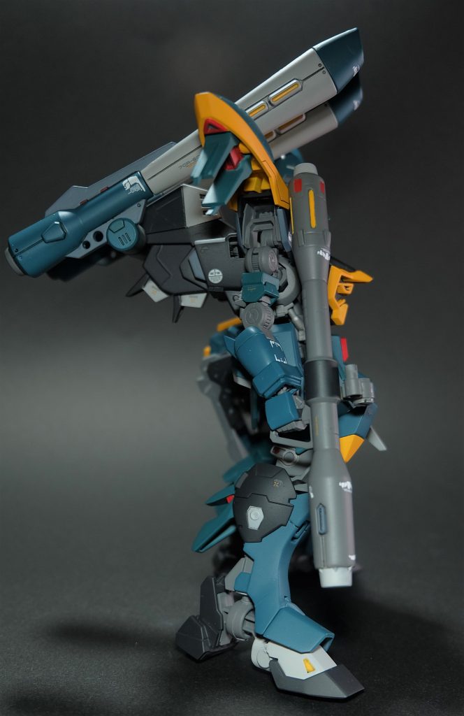 横。機体設定43番目のガンダムフレーム。機体コンセプトは高い火力による後方支援である。後述する各種火器を用いた射撃戦においてその真価を発揮するが、高機動戦闘には主眼を置かれていないため、前衛を担当する機体と組むことで機体性能を十全に発揮することが可能。厄災戦においては、アンドラス、ブエルと共に運用され大きな戦果を挙げたとされる。