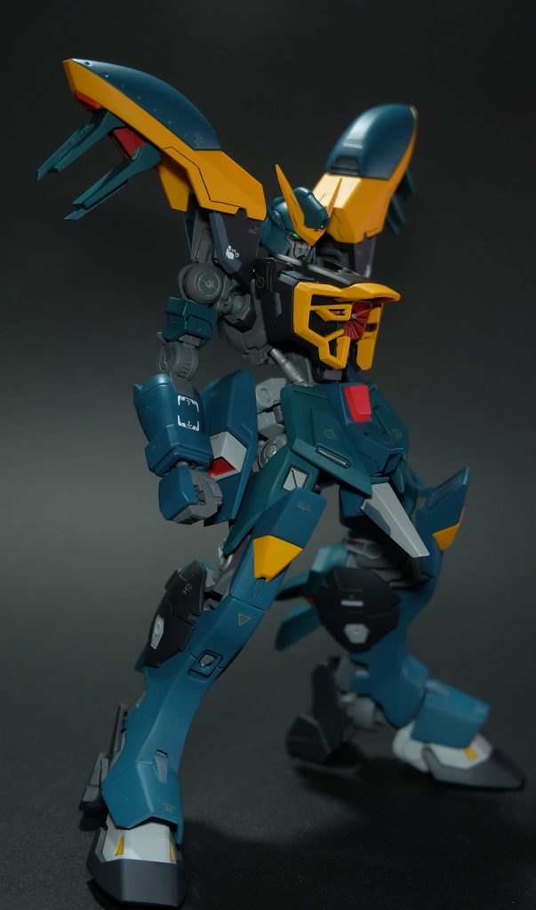 素アスタロトの腰回りはかなりかっちりした作りなので、オリジナルのミキシング系には結構お勧め。しかし最近のポリキャップ接続のサイドスカートに対応していないので悩みどころ。稼働を取るか、堅牢さを取るか。