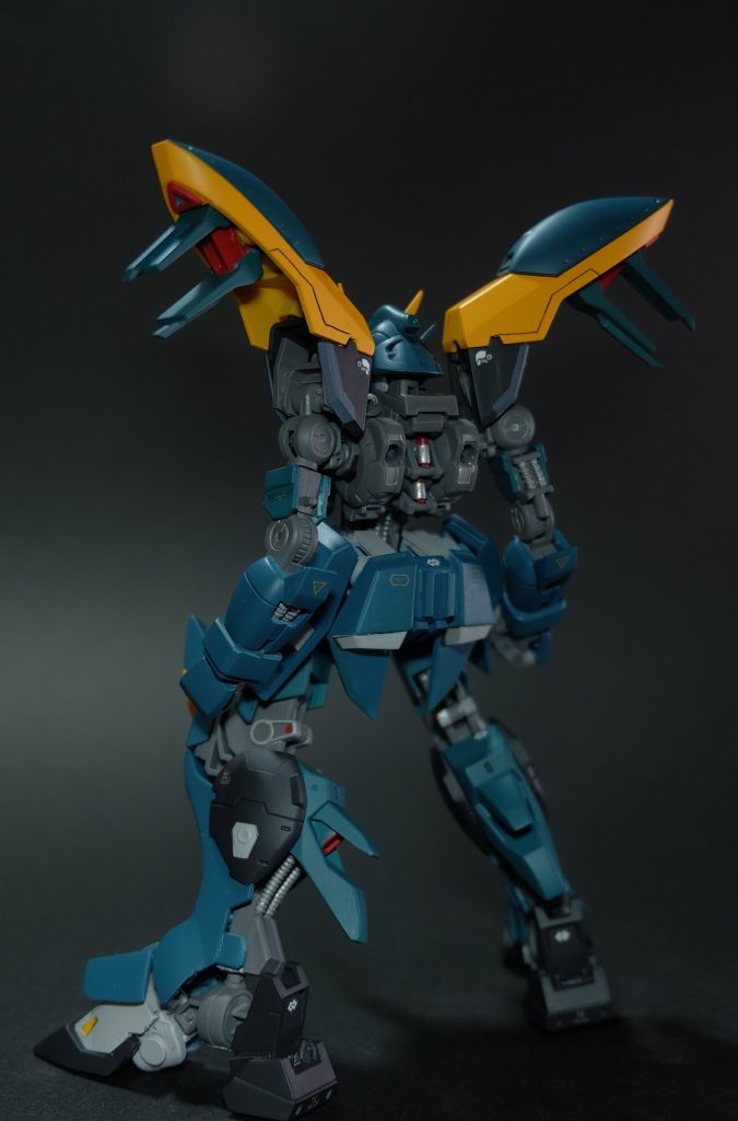 素 後バックパック外すとものすごいモデル体型。足回りの装甲が少ないのと、ハイヒールっぽくなってる影響。