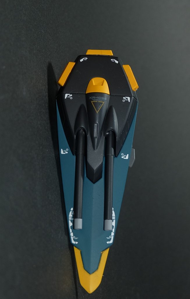 115mm 2連装衝角砲 ケーファー・ツヴァイ 盾に装備された連装砲。一撃でナノラミネートコートを打ち抜くほどの威力には至らないが、牽制には十分な威力を発揮するとともに二連装による弾幕効果は高く、単位時間当たりの火力により強引にナノラミネートを破ることも可能。また、先端には希少金属を用いたブレードを装備するため、近接戦闘における衝角として使用できるほか、背部のグリップを展開することで実体験として使用することも可能。