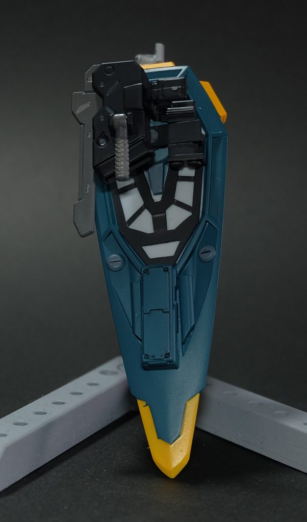 一番弄くり回したであろう盾。鉄血らしくない武装だけど、カラミティには欠かせないこの盾をどう料理するかが課題だったので、開き直って”盾”ではなく”ガードもできる剣”として扱うことにしました。デモリッションナイフの基部を切り取り、グリップ兼ホルダーとして使用。懸架している段階ではほとんど基部も見えませんが、多少腕周りがごてっとします。