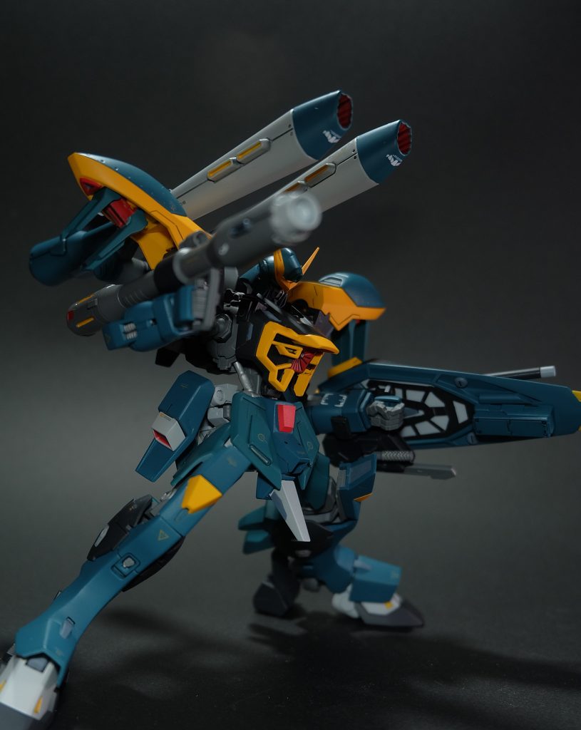 武装337mmプラズマサボット・バズーカ砲 トーデスブロック小型の弾頭にプラズマを纏わせ射出することで広範囲に攻撃が可能な携行兵器。基本的にはナパーム弾をセットすることでナノラミネートコートを引きはがすことを目的にしているが、地表に直接打ち込むなどでプルーマを一掃することも可能。2連装長射程砲 シュラーク肩部に装備されるダインスレイヴ発射用のレールガン。二連装のレールガンは対MAにおいても十分な威力を発揮することが本機の運用において実証されたが、絶大な威力と引き換えに機動力を欠く結果となった。その後の開発においてはフラウロスの開発などに本機の運用データを元に改良が加えられていった。