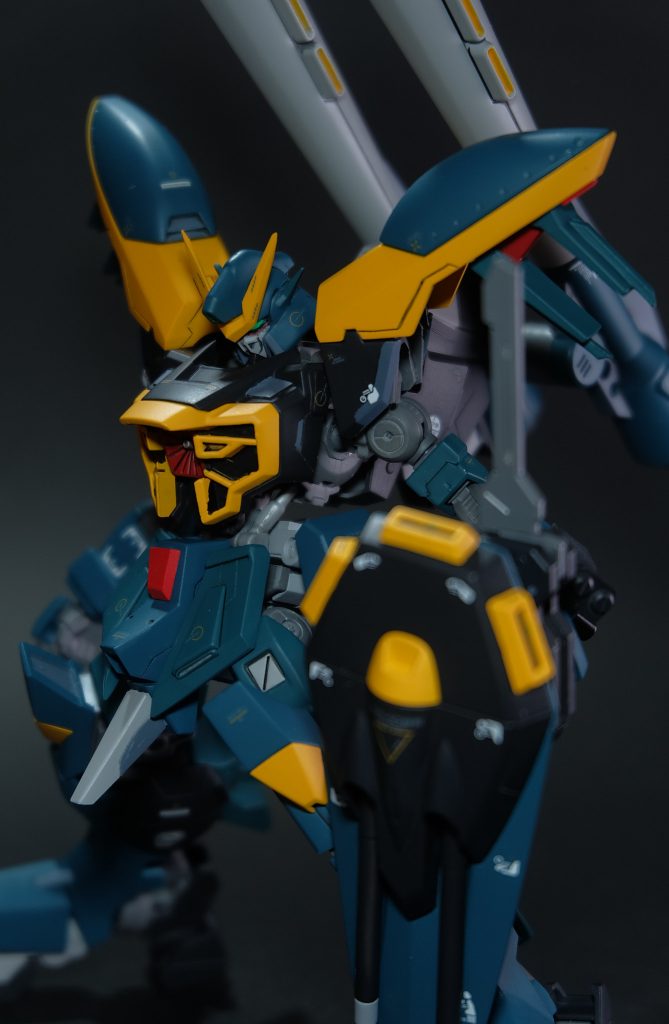 フレームはグレーをメインにシルバーで塗り分け。本体カラーにはブルーグリーンを青よりのもと緑よりの二種類で塗り分け。よーく見ると違いが分かるかなぐらいの差ですね。二色とも同じ塗料の配合だけ変えたので、彩度とかがそんなに変わらないから見分けがつき辛い。