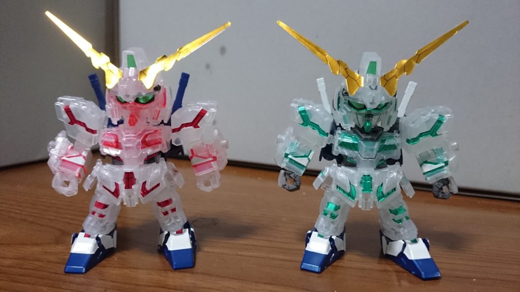 ・赤・緑比較赤はクリアパーツ、緑はメタリックなんスけど、どちらもいい感じっスね!足の方にホワイトとサイコフレームの一部を一枚のシールにしてるのがあるんスけど、そちらはシールの上からメタグリーンで塗ってるっス