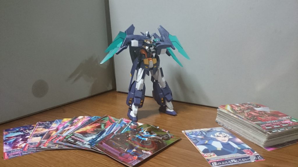 リライズ最終回でトライエイジシステムを見てから、中古ショップを回ってこつこつ集めたカードたちを使うっスよ。これで手持ち全てなんスけど、持ってるガンプラと照らし合わせて使えると判断したカードは⬆画像左側のカードたちだけだったっス。さらにそこから何枚かを厳選して遊ぶっス