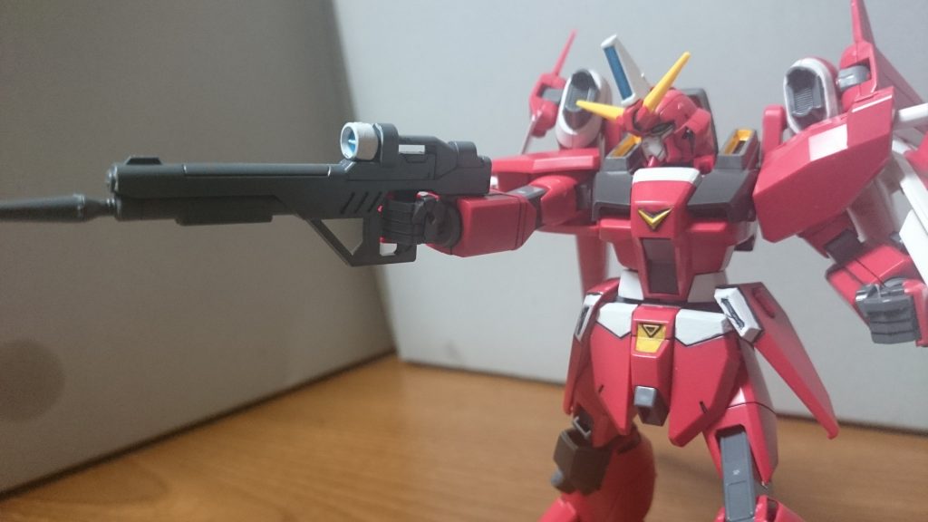 ライフルはしっかり持たせないと、すぐハンドパーツの中をくるくるしちゃうっス。この頃のSEED系キットだと最早あるあるみたいな感じっスね