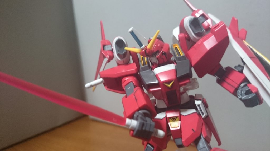 ビームサーベルは肩へのマウントをちゃんと再現してるっスね。ただし可動範囲の狭さ故に手は届かない！あと肩からちょいちょいポロるっス